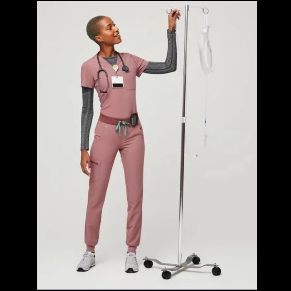 Figs scrubs in Mineral Mauve
